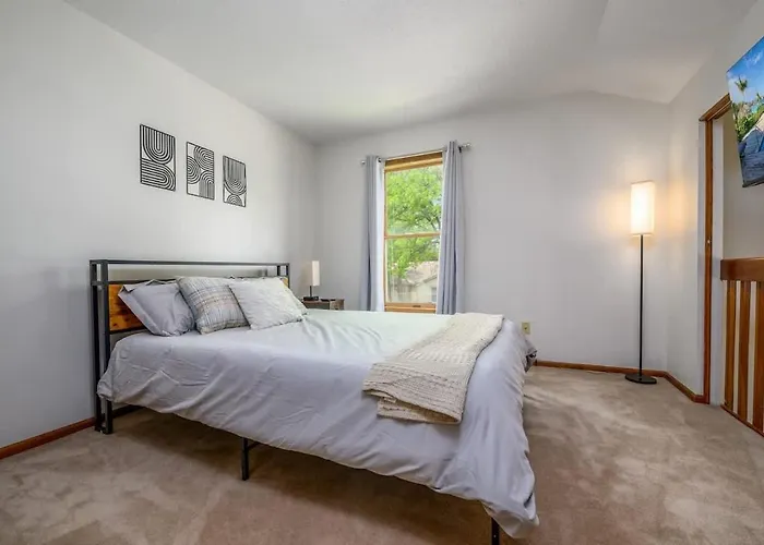 Quiet 2-Bedroom Condo With Garage And Fast Wi-Fi